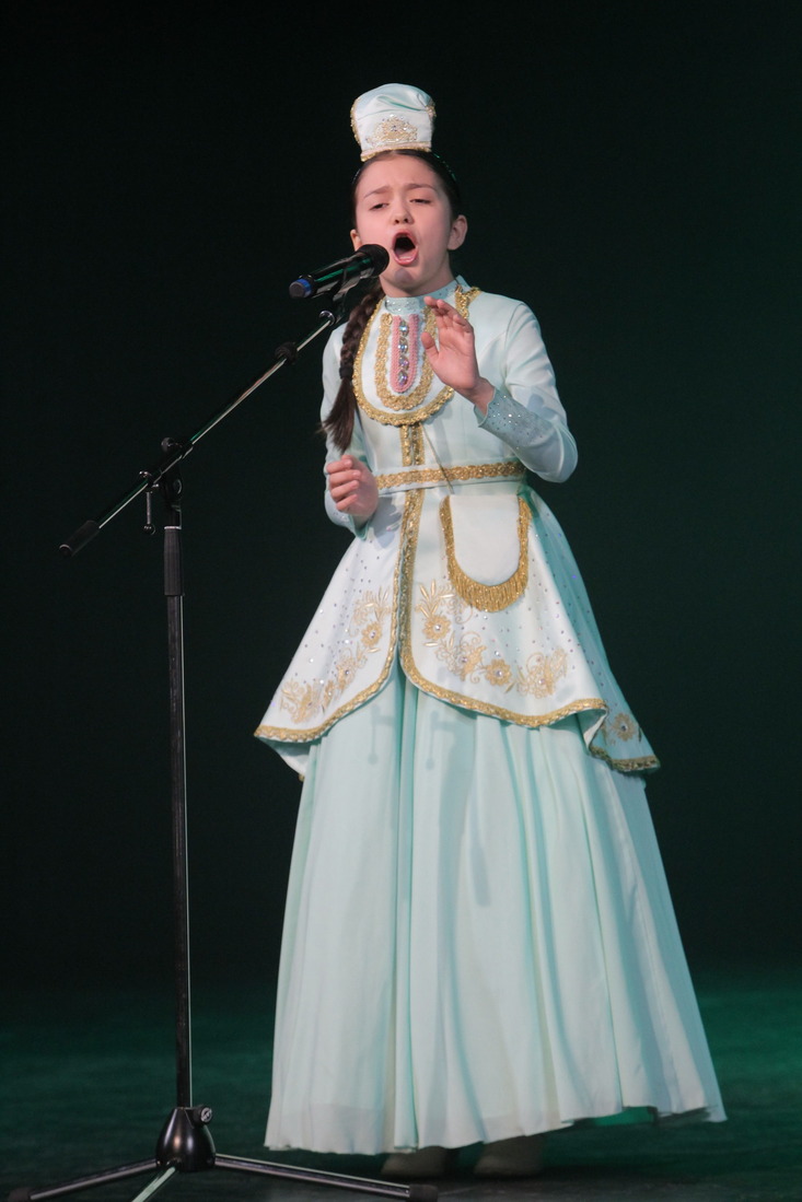 В исполнении Энже Ахметзяновой прозвучали  напевные стихи