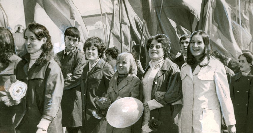 1 мая студенты. Первомайская демонстрация в СССР 70е. Советские женщины на демонстрации. Советские женщины на демонстрации с шарами. Девушка на Первомайской демонстрации в СССР.