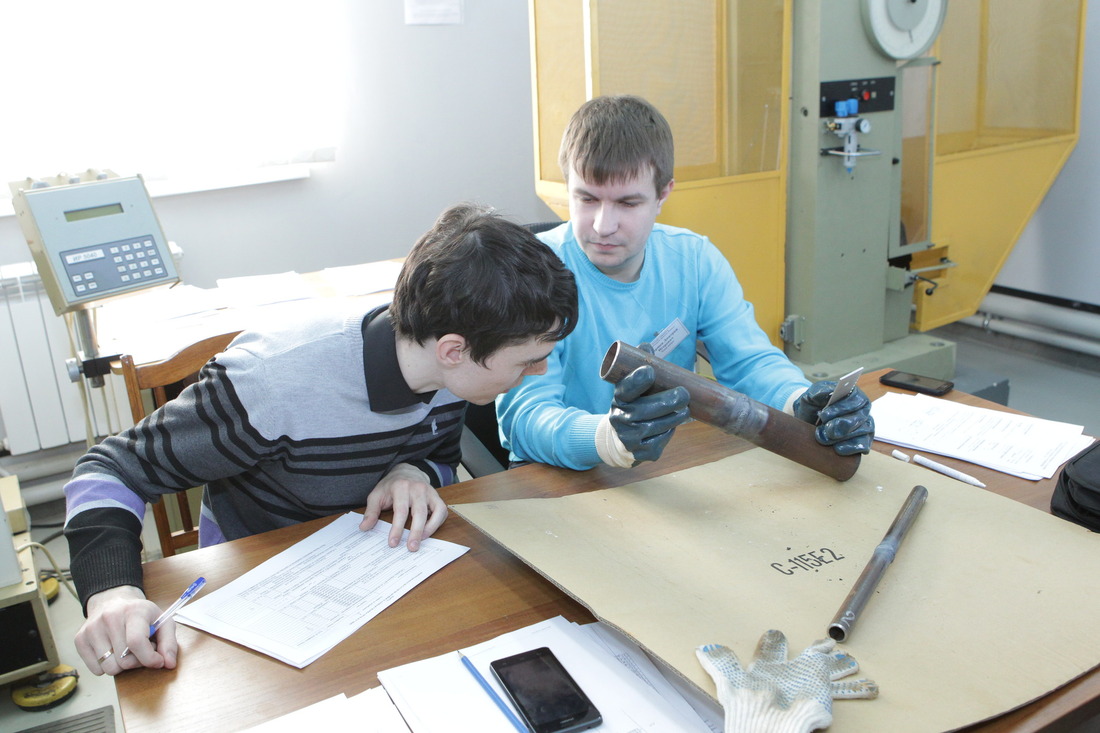 Члены жюри — Романов Станислав и Пыршев Дмитрий (справа) проводят визуально измерительный контроль