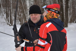 Судья соревнований Киселев А.Ю. проводит инструктаж по стрельбе из лука