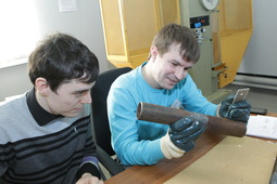 Члены жюри — Романов Станислав и Пыршев Дмитрий (справа) проводят визуально измерительный контроль