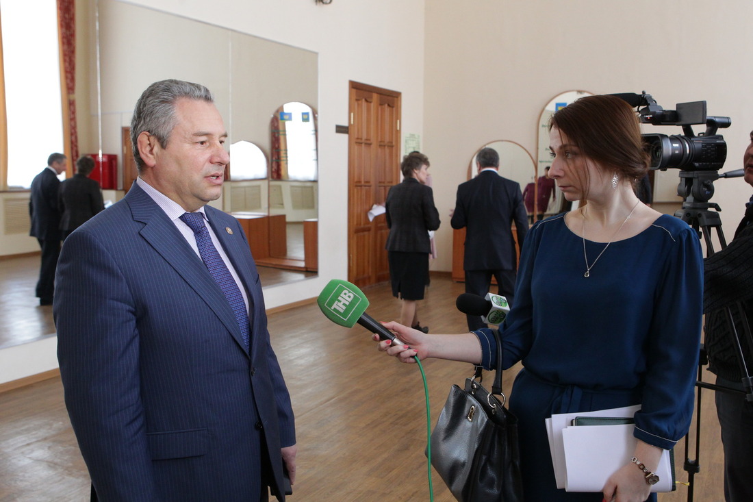 Глава Высокогорского района Калимуллин Р.Г. дает интервью представителям СМИ
